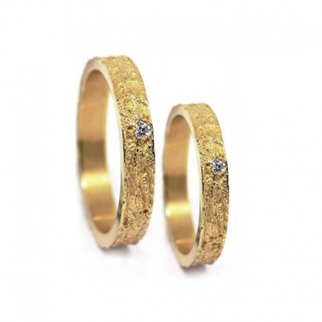 Alliance or jaune tout destructuré largeur 4.5 mm et 1 diamant